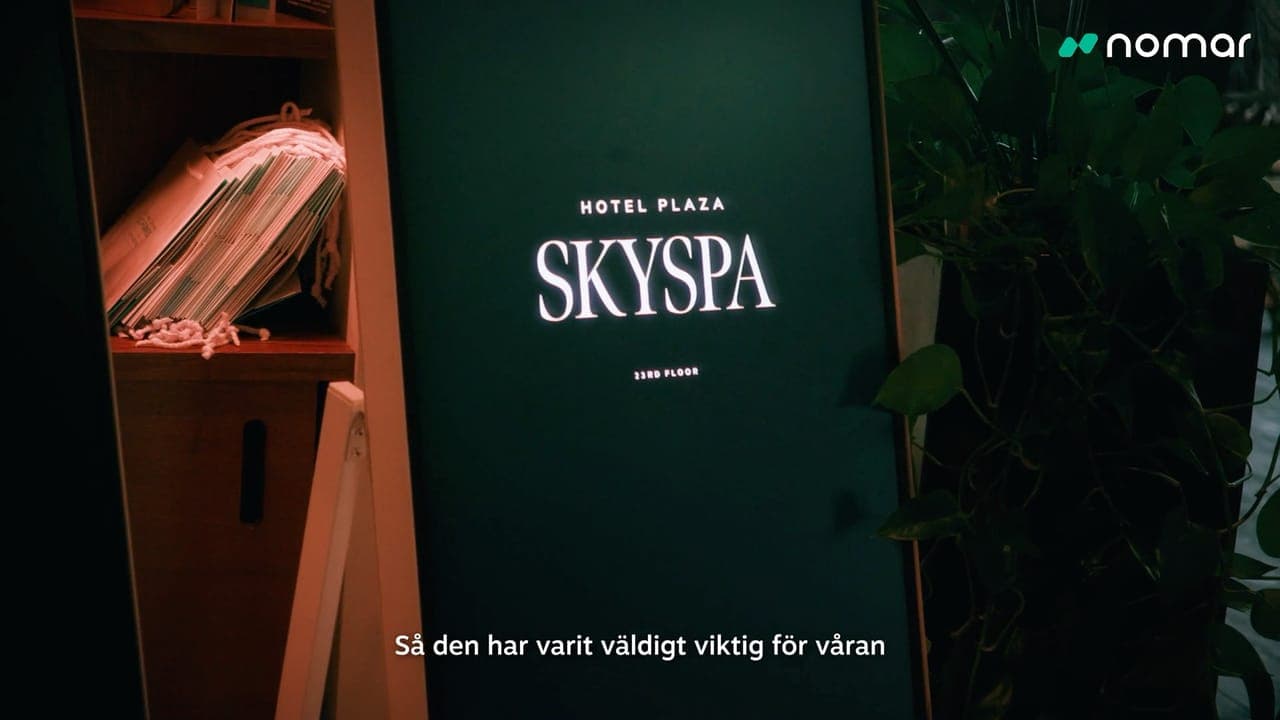 Den upplysta skylten för Hotel Plaza Skyspa på 23:e våningen, en stillbild ur kundberättelsen.